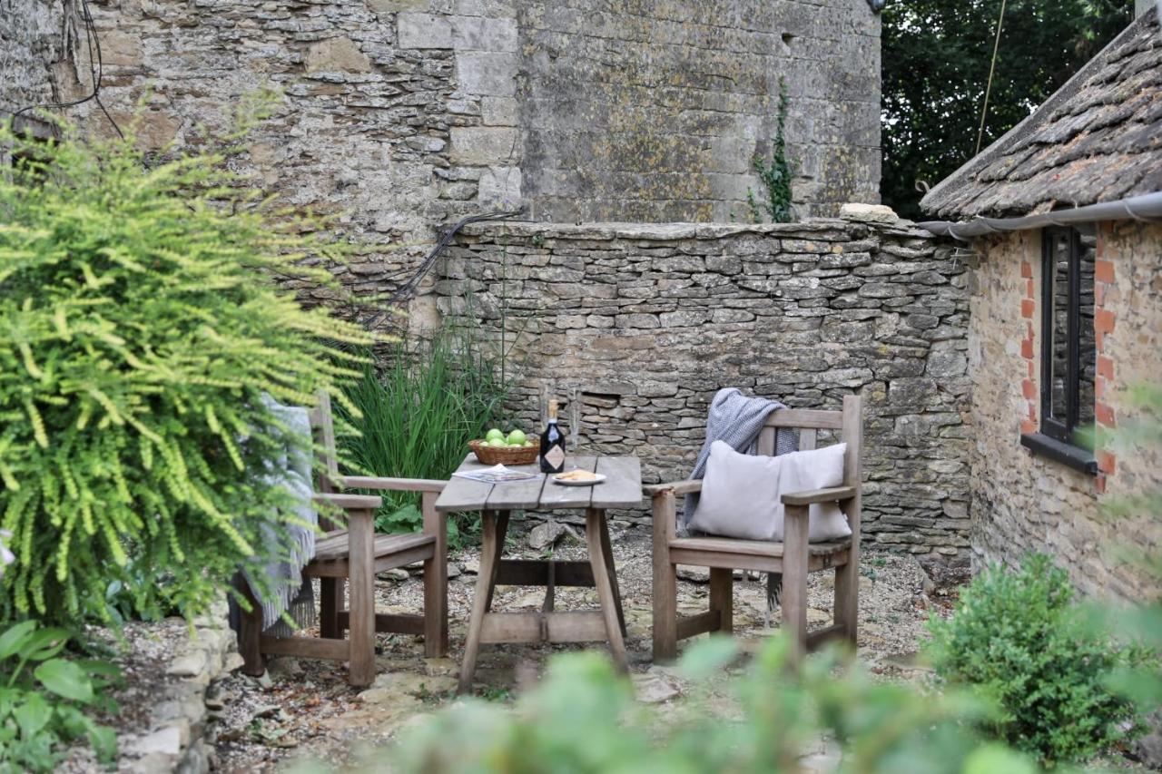 The Bothy Beverston Castle Tetbury Extérieur photo